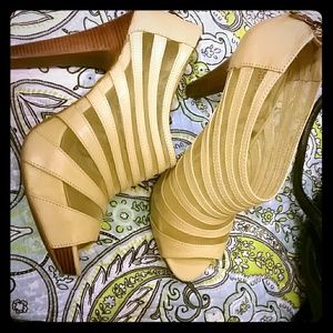 Micheal kors creamy tan size 81/2M