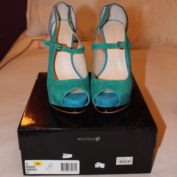 Boutique 9 Heels in a size 9, Green Multi