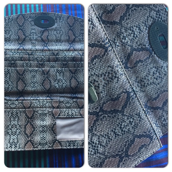 Kimchi Blue Clutches & Wallets - Clutch/Wallet! Animal print🐯!