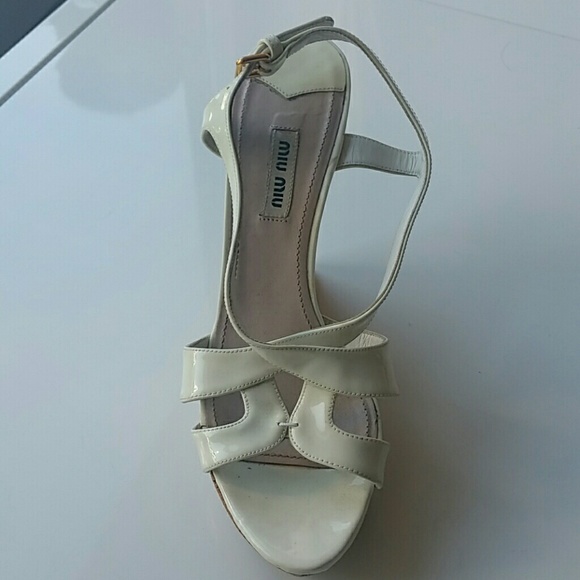 Miu Miu white patent and cork wedge sandals - Picture 3 of 4
