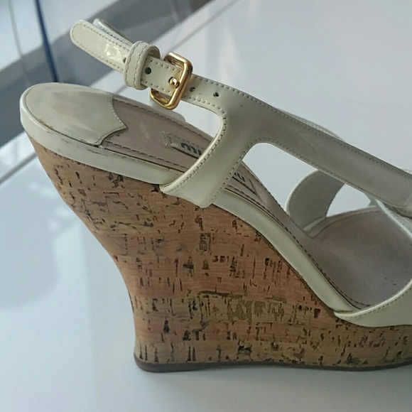 Miu Miu white patent and cork wedge sandals - Picture 4 of 4