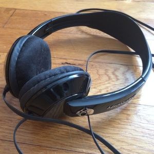 Black Skullcandy headphones