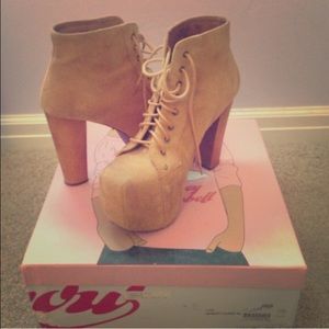 Jeffrey Campbell Litas.