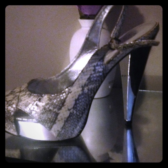Jessica Simpson pumps