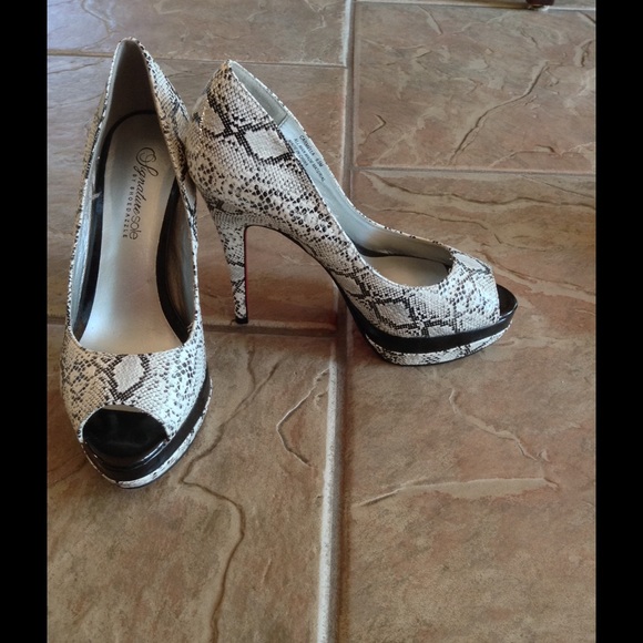 Pumps - Picture 2 of 3