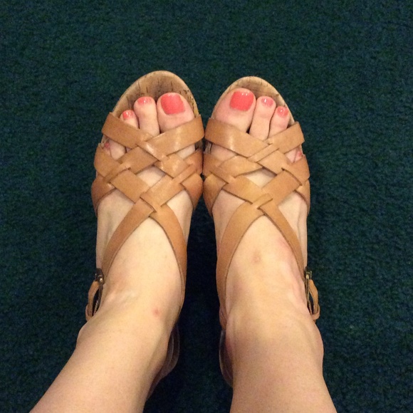 GUESS light brown wedges