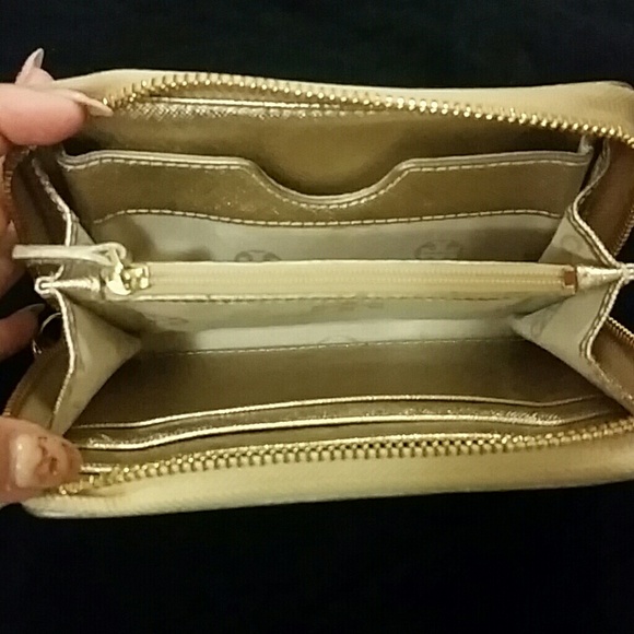 Tory Burch Robinson Gold Smart Phone Wallet - Picture 2 of 2