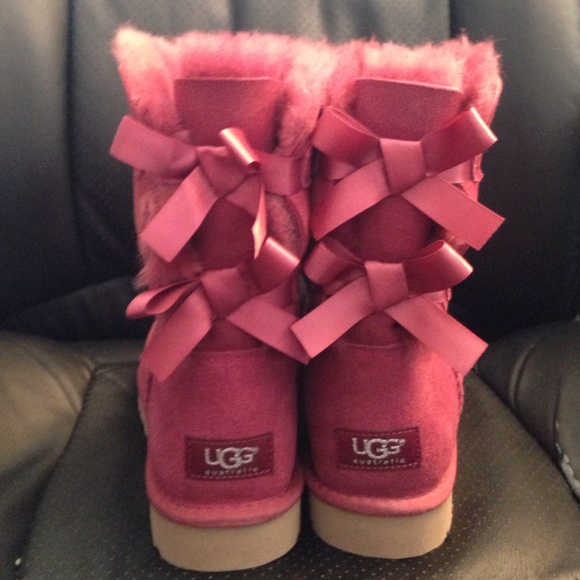 SOLD $Brand new bow pink UGG Boots size 7 Look - Picture 2 of 4