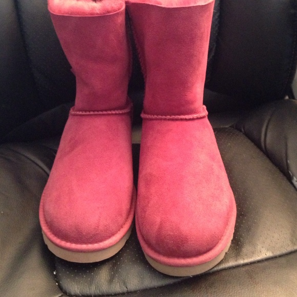 SOLD $Brand new bow pink UGG Boots size 7 Look - Picture 3 of 4