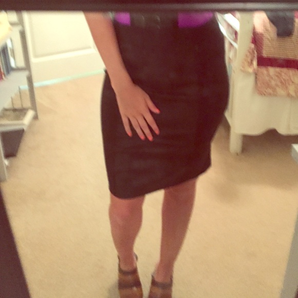More pictures of black skirt posted below👇