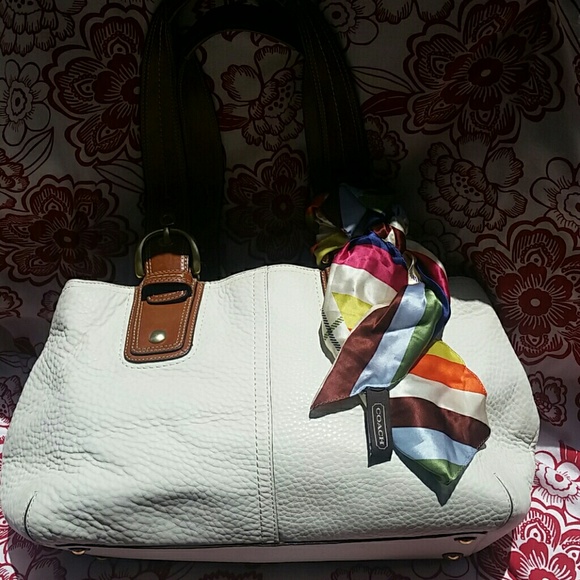 Handbags - Picture 2 of 4