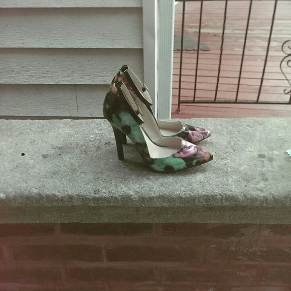 Pointed Toe Heels - Picture 1 of 2