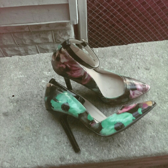 Pointed Toe Heels - Picture 2 of 2