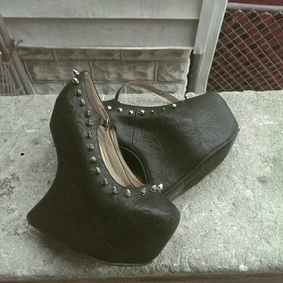 Black heelless studded and spiked pumps - Picture 1 of 3