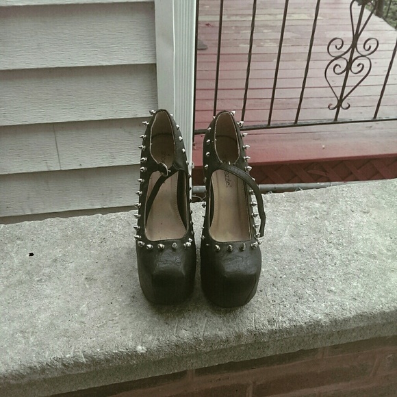 Black heelless studded and spiked pumps - Picture 2 of 3