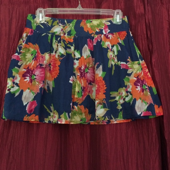 Sale! ✨ Floral Mini Skirt - Picture 2 of 2