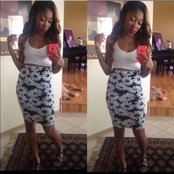 Black and white flower pencil skirt