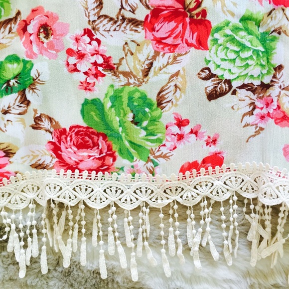 HOST PICK!!! 🌸Floral crop top🌸 - Picture 3 of 4