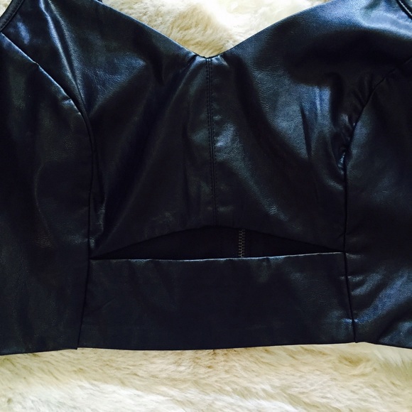 💋Super sexy faux leather crop top💋 - Picture 2 of 3