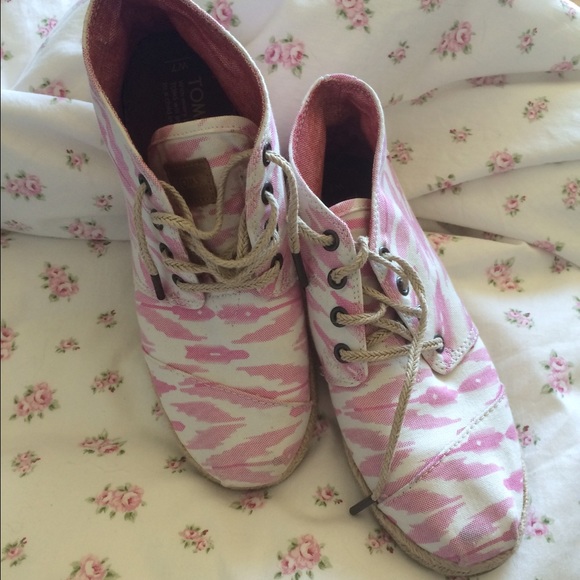 Pink and white toms