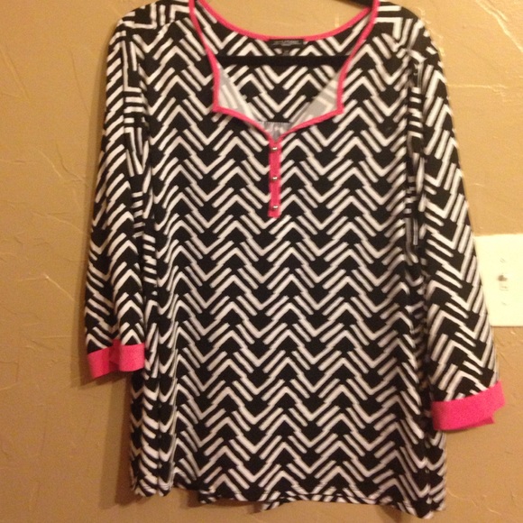 Plus size black wight and pink top