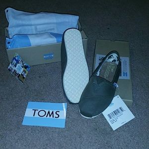 NWT!!!  Olive toms