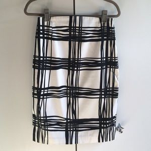 Graphic black and white pencil skirt