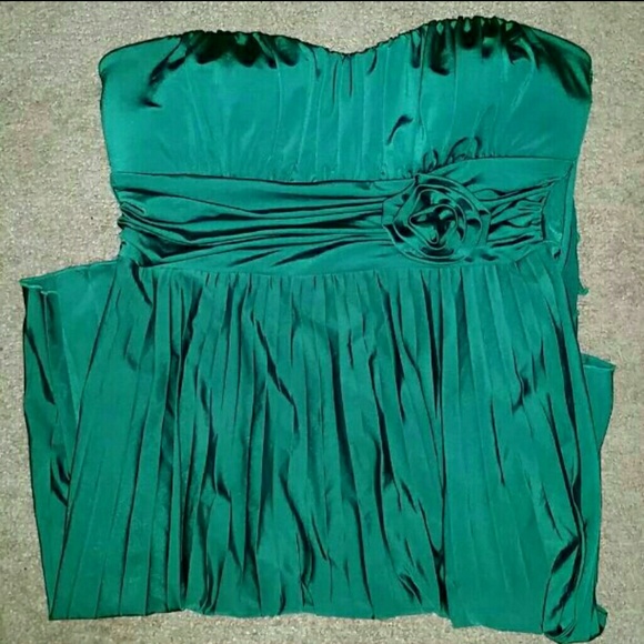 Beautiful green dress. - Picture 1 of 3