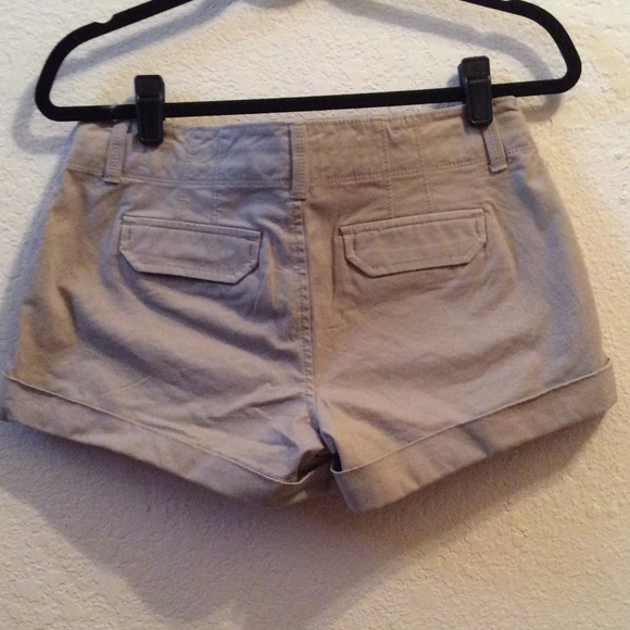 Women's khaki shorts - Picture 2 of 2