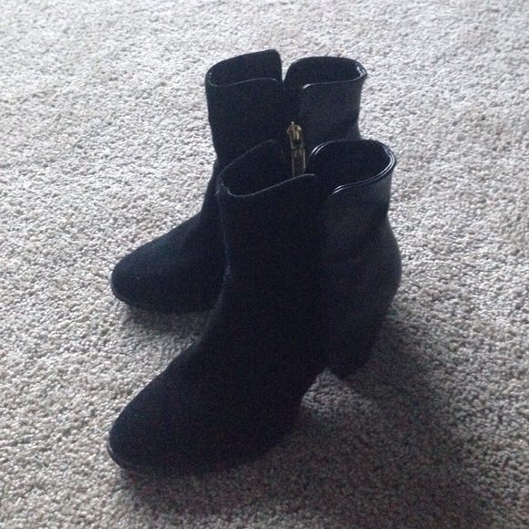 Adorable black Tahari bootie