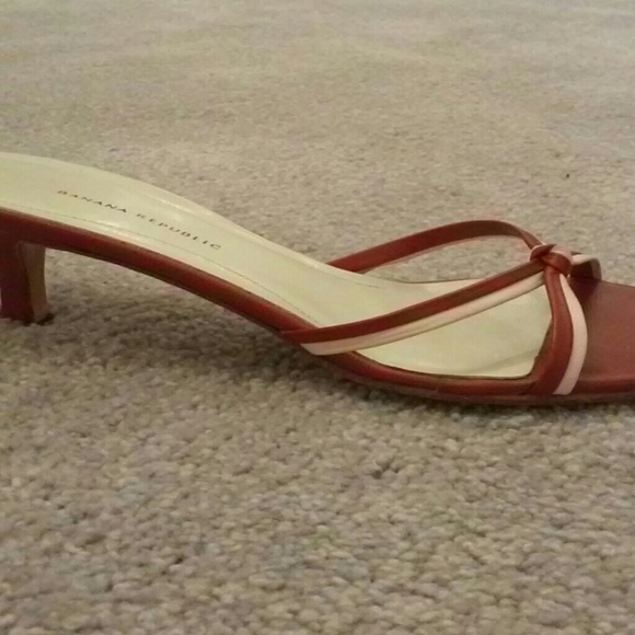 Banana republic red sandals with little heel - Picture 2 of 2