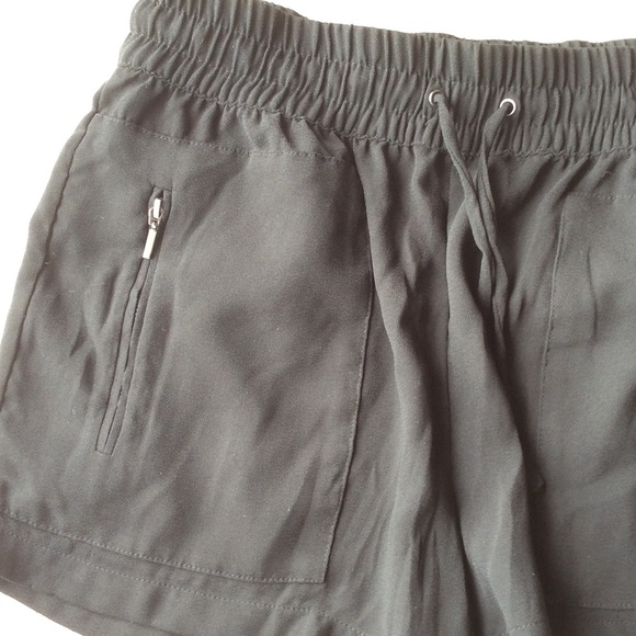 Black flowy shorts - Picture 2 of 4