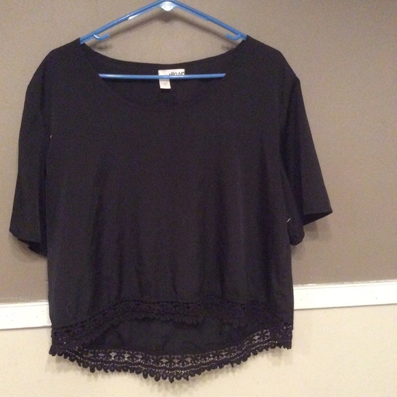 Black sleek tee with lace bottom - Picture 1 of 1