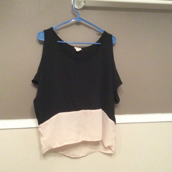 Black and Creme open shoulder top - Picture 1 of 1