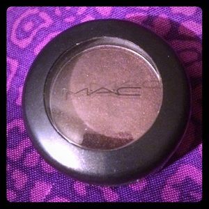 ▪️MAC single shadow.