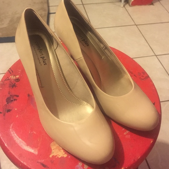 Nude Heels Sz 7W
