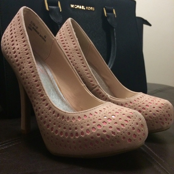 Nude pumps