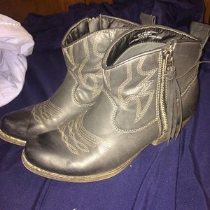 Black cowboy booties!:)
