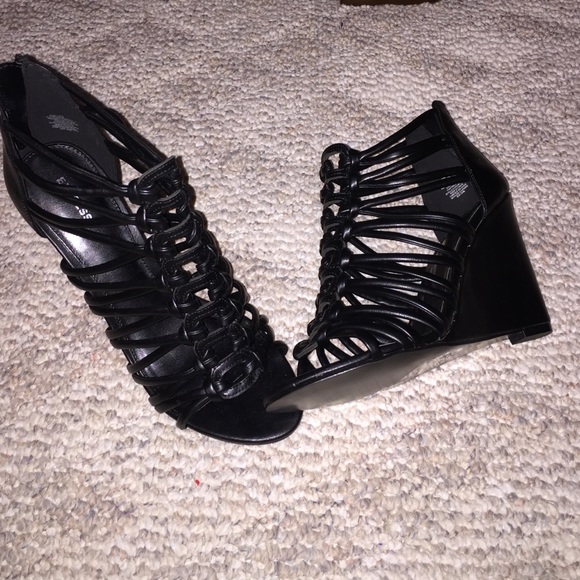 Black wedges