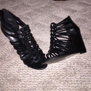 Black wedges