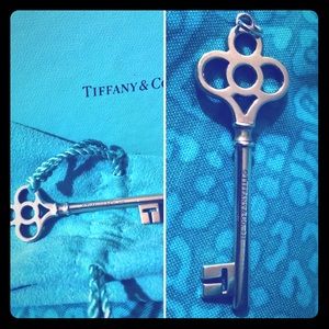 💎 TIFFANY & CO. Crown Key pendant 💎