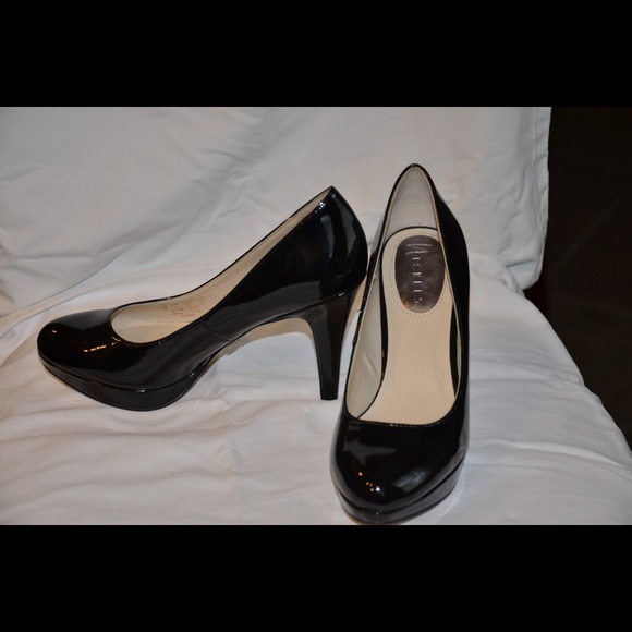 Nickels black pumps size 6.