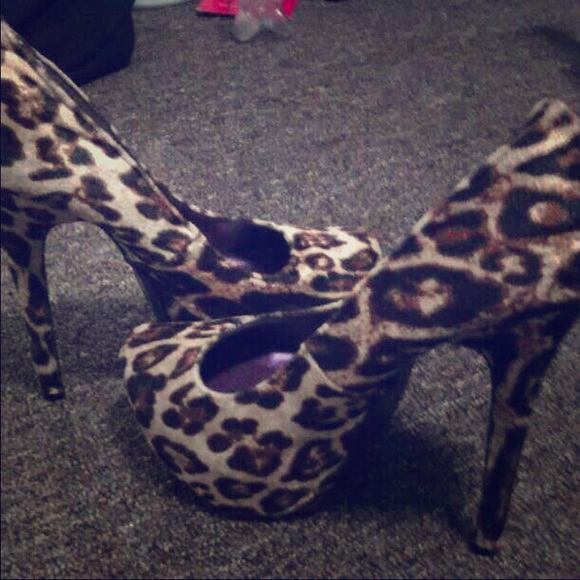 Gorgeous Cheetah Pumps Size 8