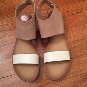 Lucky Brand Tan and White Flat Sandals