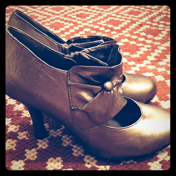 Bronze stilettos with ruffle - Picture 1 of 2