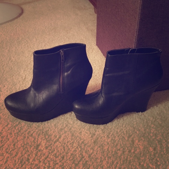 ❌SOLD on app❌Edgy side zip wedge booties - Picture 1 of 3