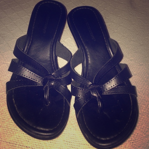 Black wedges
