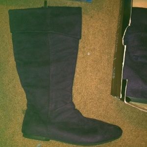 Dark purple knew high boots.