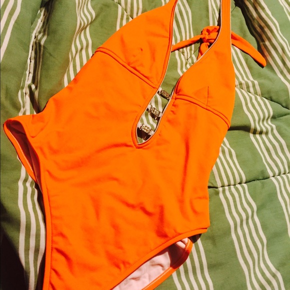 One piece bathin suit