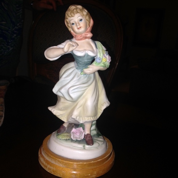 🎉🎉🎉🎉Authentic Figurine